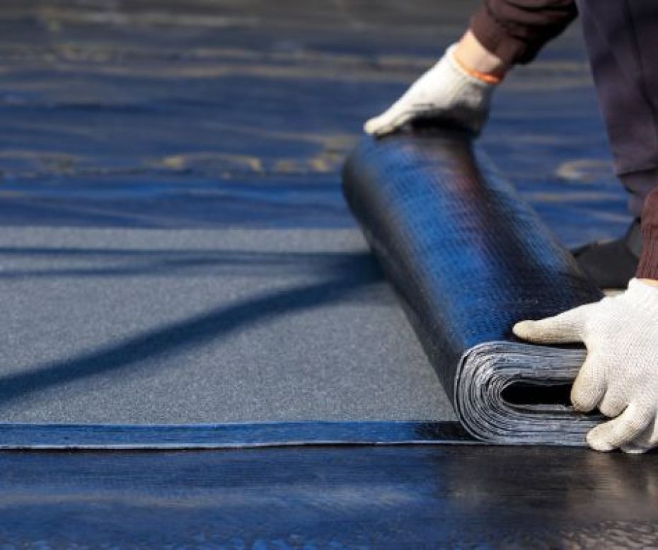 Habitación vacía con paredes pintadas en gris claro y suelo de parquet restaurado en patrón de espiga