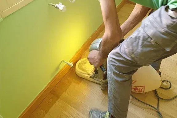 Foto de una persona acuchillando y barnizando el parquet en madrid